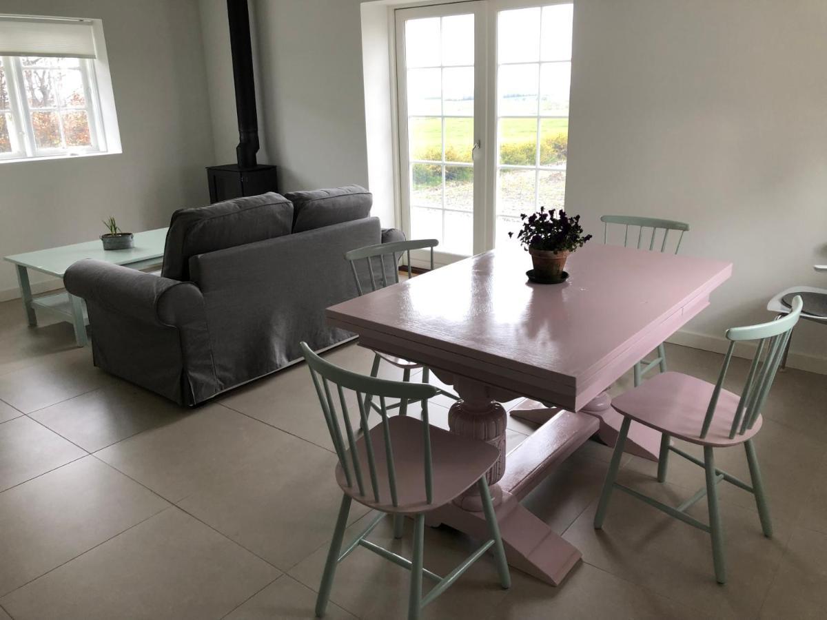 Country-living With A Lovely View And Own Terrace, Entrance And Parking Apartamento